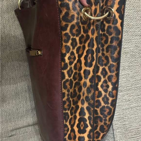 Deep burgundy tote bag with leopard print side panels and outside zipper pocket - Picture 2 of 3